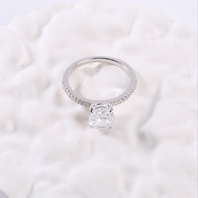 円形の定形Swarovskiの婚約指輪2.18gは925の銀製CZリングをつなぐ