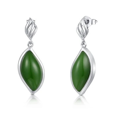 葉は925の純銀製のスタッドのイヤリングの宝石用原石のエメラルド グリーンの石造りのイヤリングを設計する