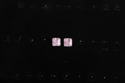 小さい自然な925の純銀製のイヤリングの正方形のピンクの宝石用原石のスタッドのイヤリング2.30g