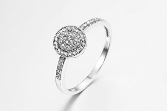 925純銀製CZの立方ジルコンは女性のための結婚指輪を鳴らす