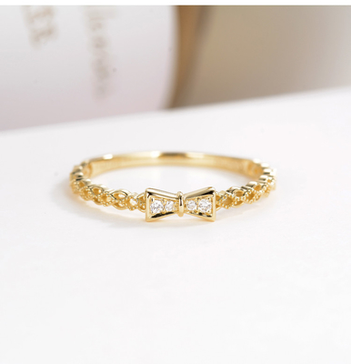 結婚式のためのBowknot 18Kの金のダイヤモンド指輪0.3ct Moissaniteの婚約指輪