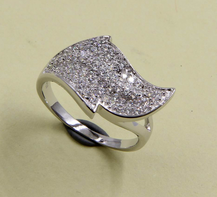 925 純銀のベーゼル 結婚式 葉のデザイン 指輪 輝くCZ ソリテールとパブ エターニティバンド 純銀のダイヤモンド