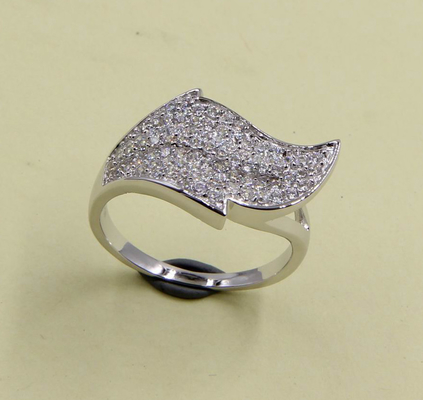 925 純銀のベーゼル 結婚式 葉のデザイン 指輪 輝くCZ ソリテールとパブ エターニティバンド 純銀のダイヤモンド