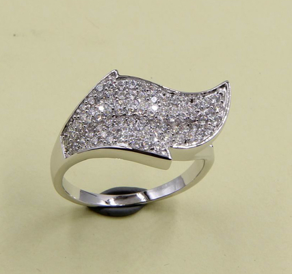 925 純銀のベーゼル 結婚式 葉のデザイン 指輪 輝くCZ ソリテールとパブ エターニティバンド 純銀のダイヤモンド