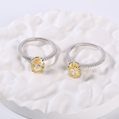 卵はぴかぴか光るMoissaniteの婚約指輪2.6g 925銀製CZのリングを形づけた